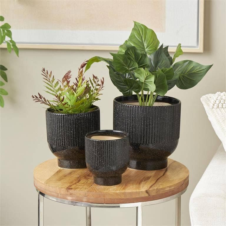 Ceramic Black Planter with Grooved Design 7"